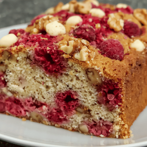 Gâteau à la framboise, noix et chocolat blanc